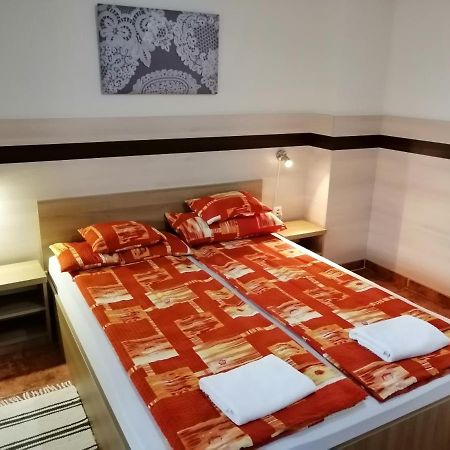 Csipkehaz Apartman Cserkeszőlő Exteriör bild