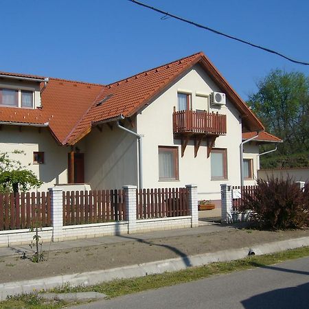 Csipkehaz Apartman Cserkeszőlő Exteriör bild