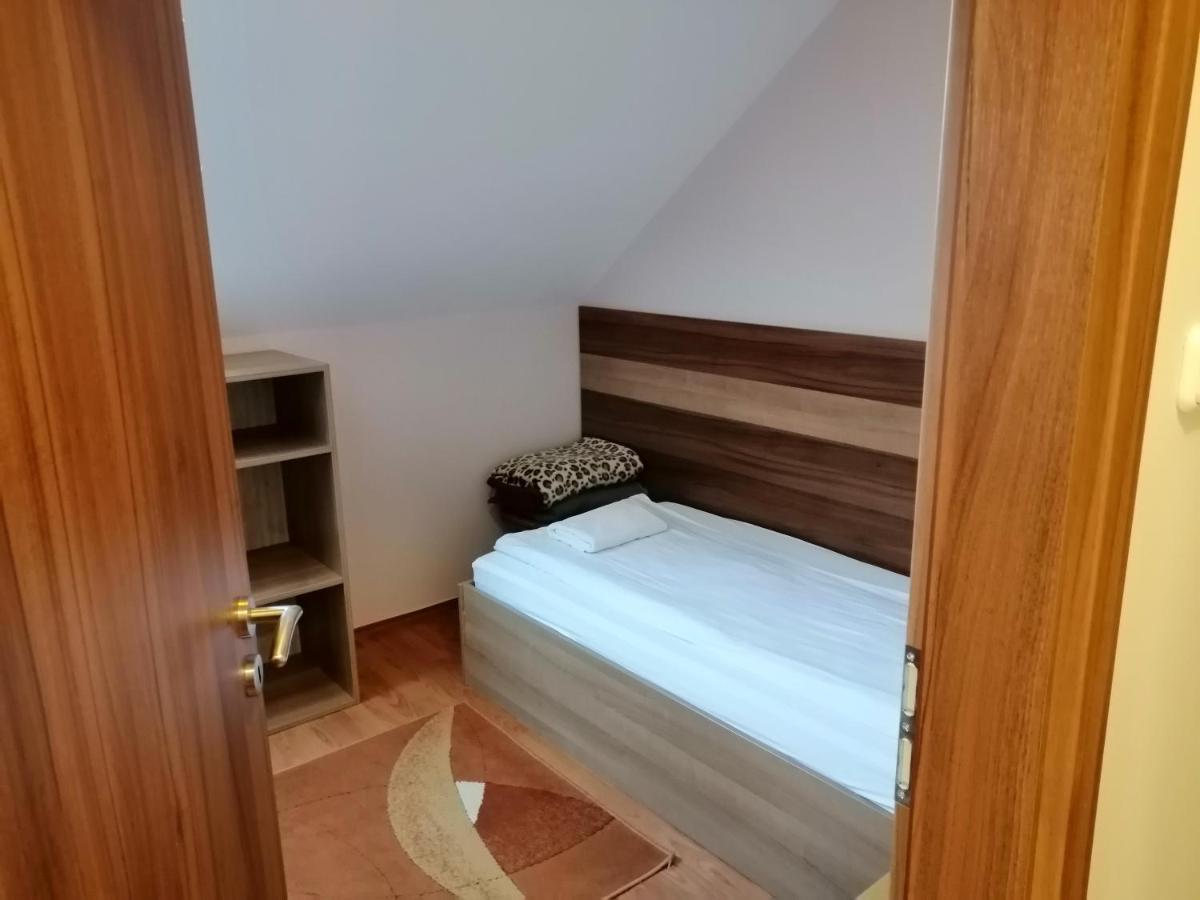 Csipkehaz Apartman Cserkeszőlő Exteriör bild