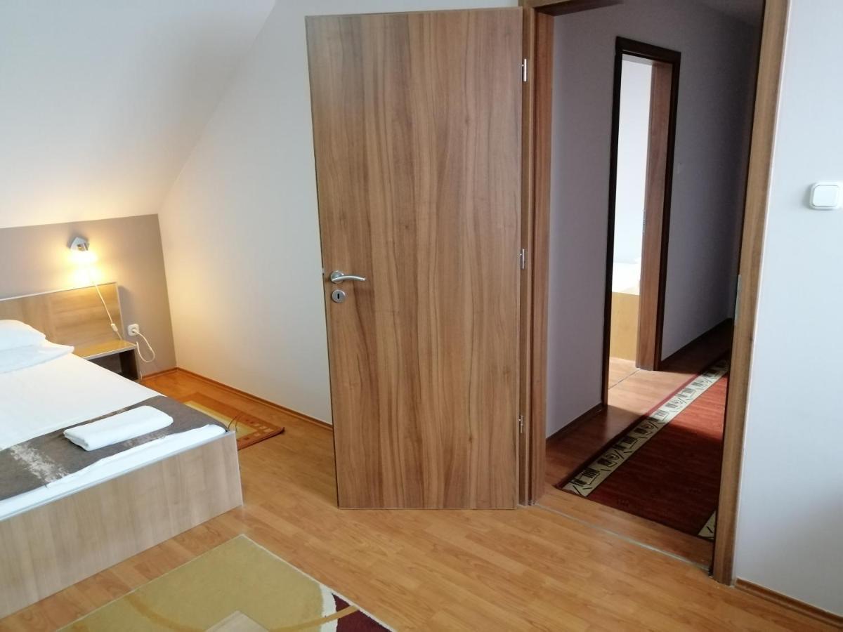 Csipkehaz Apartman Cserkeszőlő Exteriör bild