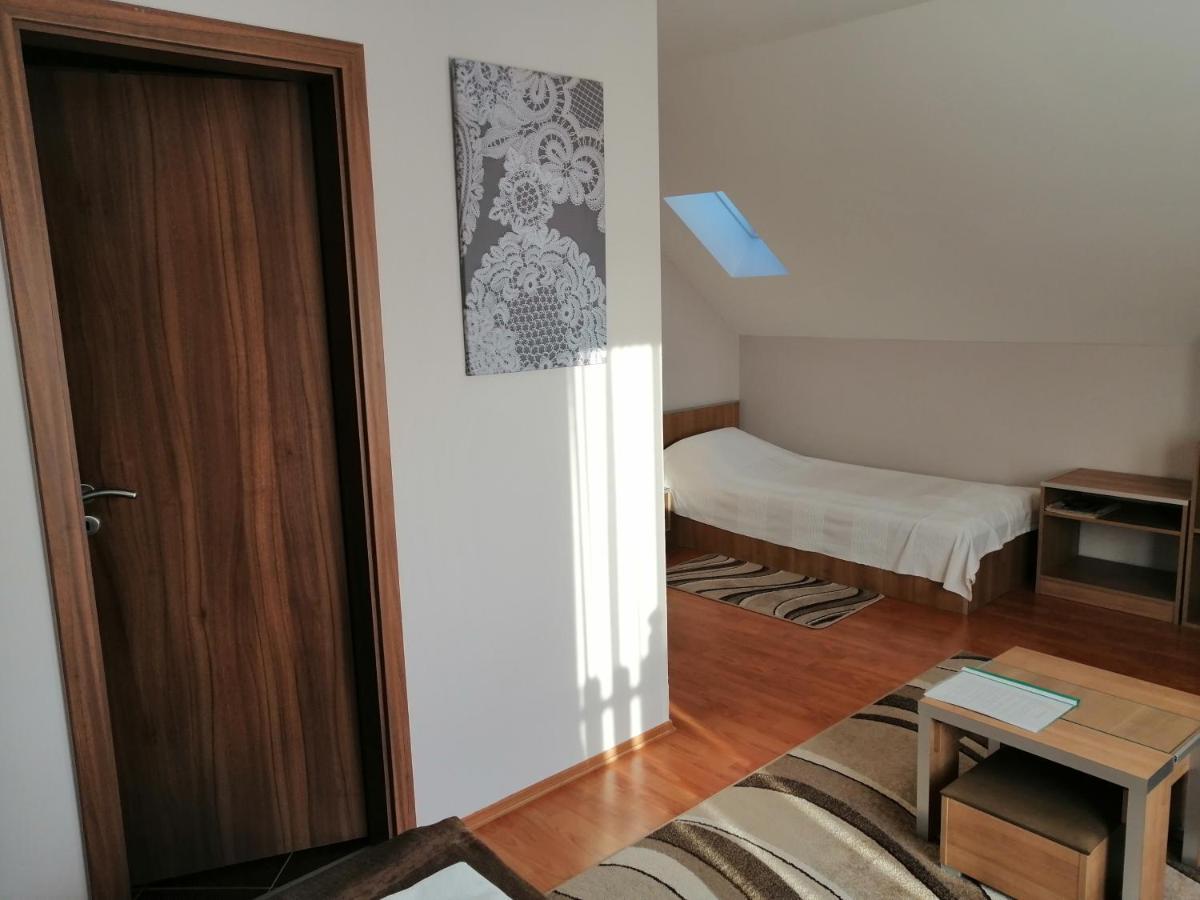 Csipkehaz Apartman Cserkeszőlő Exteriör bild