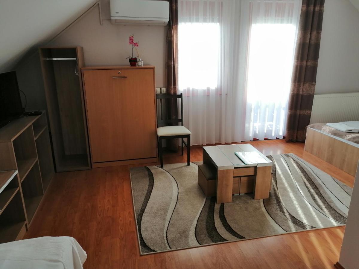 Csipkehaz Apartman Cserkeszőlő Exteriör bild