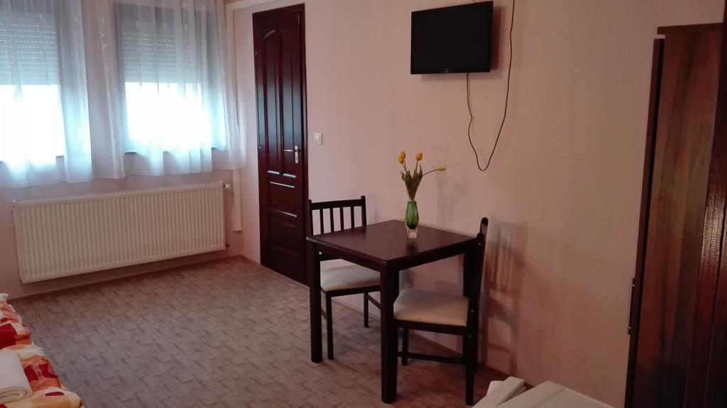 Csipkehaz Apartman Cserkeszőlő Exteriör bild