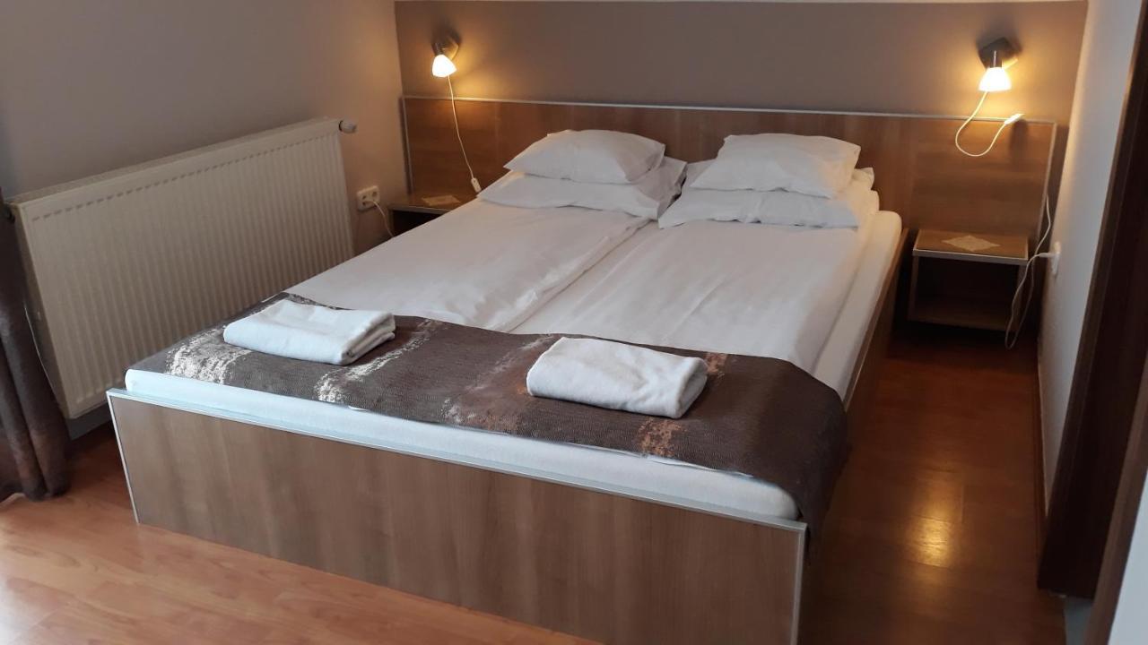 Csipkehaz Apartman Cserkeszőlő Exteriör bild