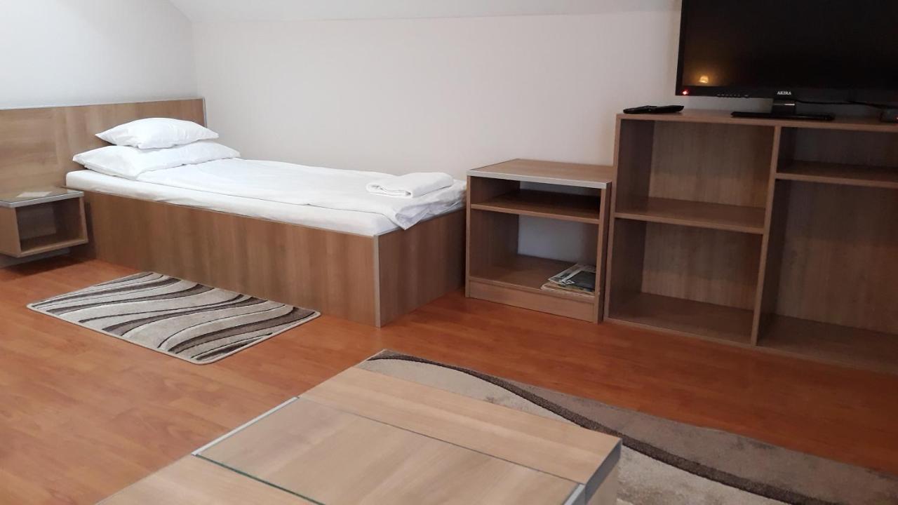 Csipkehaz Apartman Cserkeszőlő Exteriör bild